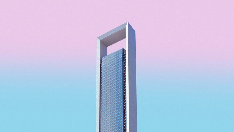 Futuristisches Hochhaus vor blau-rosa Hintergrund